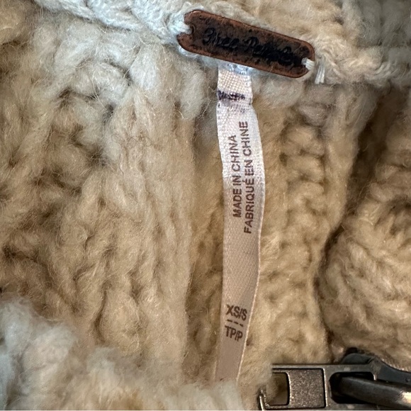 Free People Zip Split Pullover Sweater Size XS/S. Excellent preowned condition - Picture 8 of 8